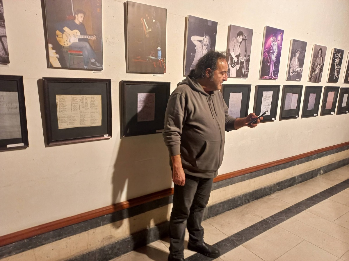 Read more about the article Шеесет години македонска рок култура – во „Бели мугри“ во Кочани отворена изложбата „Бучава што создава идентитет“